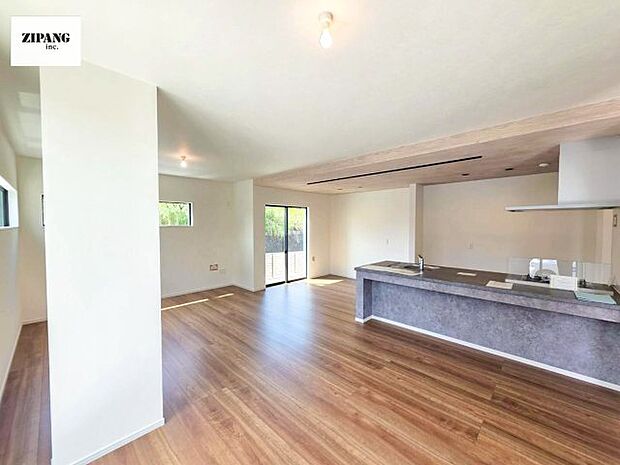 【居間・リビング】【リビング】キッチンと一体になったリビングはひろびろとしたくつろぎ空間を実現しています。 