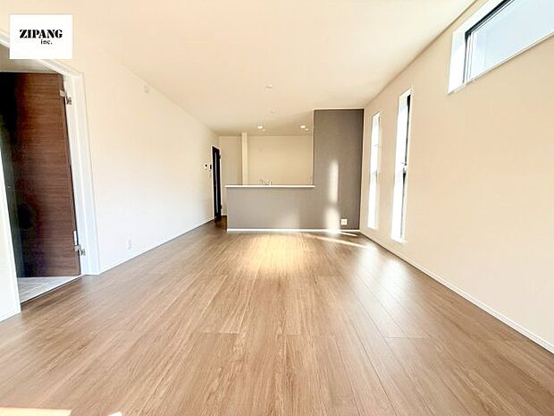 【居間・リビング】【リビング】リビングの一角にあるアクセントクロスをあしらったスタディスペースは、子どもさんのお勉強やちょっとした家事、PC仕事など便利にお使いいただけます♪