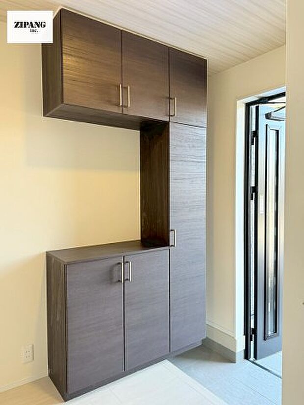 【収納】【玄関】大容量の収納スペースは大家族でもらくらく収納可能です。 