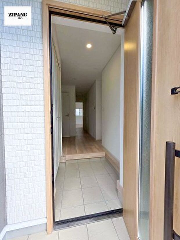 【玄関】【玄関】明るくすっきりした玄関が家族やお客さまを迎えてくれます。玄関タイルはお掃除しやすく清潔を保てます♪