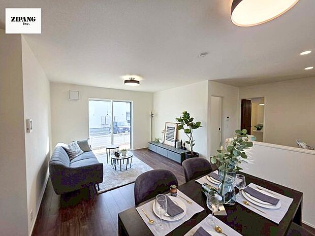 【居間・リビング】【リビング】キッチンと一体になったリビングはひろびろとしたくつろぎ空間を実現しています。 モデル家具設置中！家具配置の参考になります♪ 