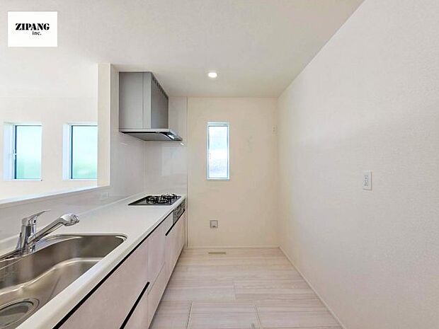 【キッチン】【キッチン】お子さまや家族と距離感近く料理が可能な対面式のシステムキッチンです。3口コンロのキッチンでお料理のレパートリーが増えそうです♪ 