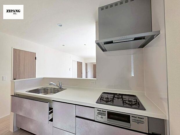 【キッチン】【キッチン】お子さまや家族と距離感近く料理が可能な対面式のシステムキッチンです。3口コンロのキッチンでお料理のレパートリーが増えそうです♪ 