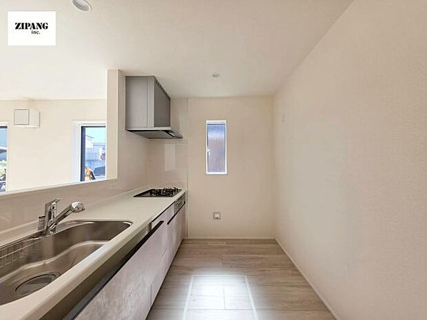 【キッチン】【キッチン】お子さまや家族と距離感近く料理が可能な対面式のシステムキッチンです。3口コンロのキッチンでお料理のレパートリーが増えそうです♪ 