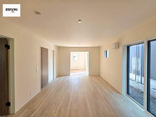 【居間・リビング】【リビング】キッチンと一体になったリビングはひろびろとしたくつろぎ空間を実現しています。 