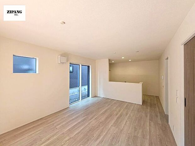 【居間・リビング】【リビング】キッチンと一体になったリビングはひろびろとしたくつろぎ空間を実現しています。 