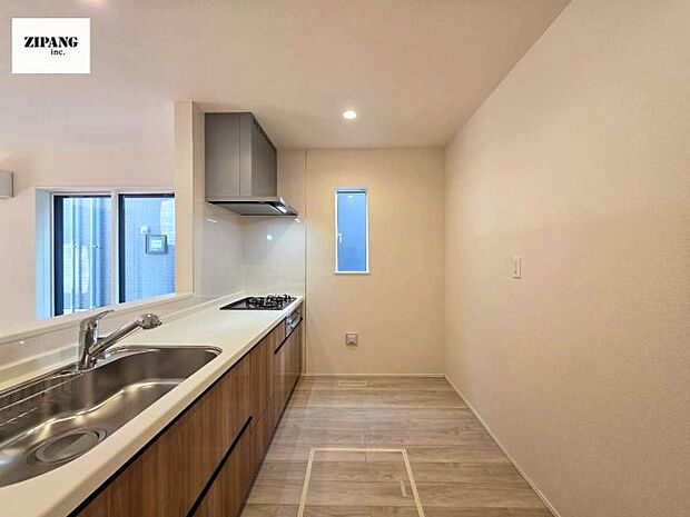 【キッチン】【キッチン】お子さまや家族と距離感近く料理が可能な対面式のシステムキッチンです。3口コンロのキッチンでお料理のレパートリーが増えそうです♪ 