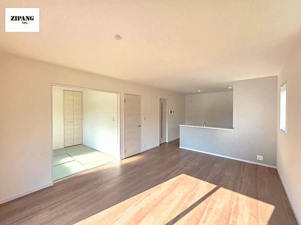 【居間・リビング】【リビング】キッチンと一体になったリビングはひろびろとしたくつろぎ空間を実現しています。 