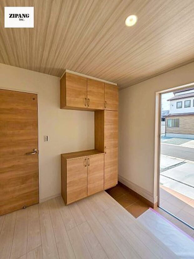 【玄関】【玄関】明るい玄関。大容量の収納スペースは大家族でもらくらく収納可能です。 