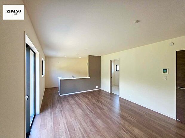 【居間・リビング】【リビング】キッチンと一体になったリビングはひろびろとしたくつろぎ空間を実現しています。 