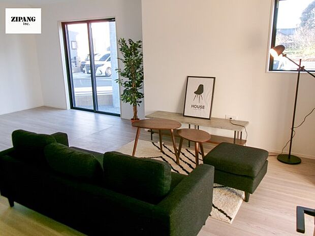 【居間・リビング】【リビング】キッチンと一体になったリビングはひろびろとしたくつろぎ空間を実現しています。モデル家具設置中！家具配置の参考になります♪ 