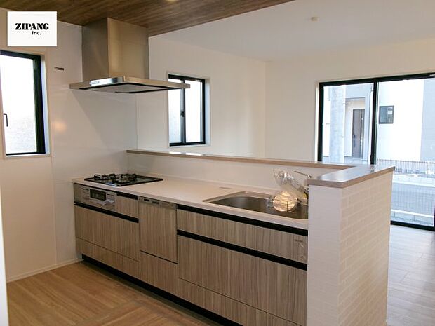 【キッチン】【キッチン】お子さまや家族と距離感近く料理が可能な対面式のシステムキッチンです。3口コンロのキッチンでお料理のレパートリーが増えそうです♪ 