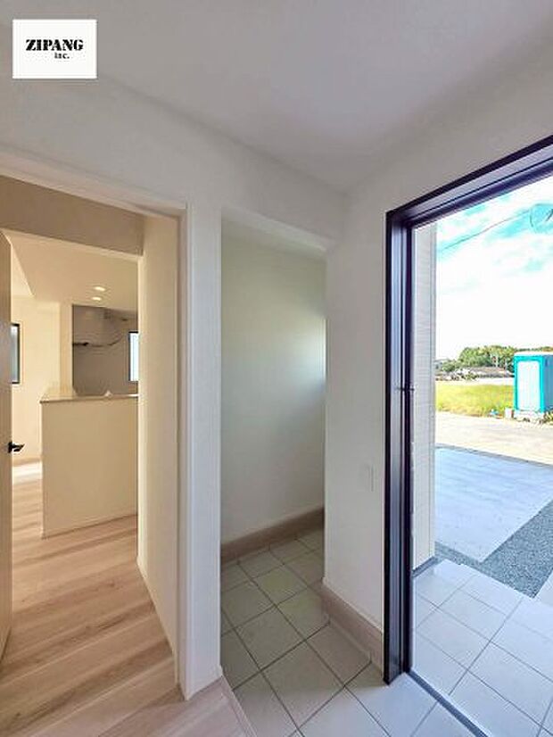 【玄関】【シューズインクローク】靴や雨具、アウトドア用品など汚れや水を気にせず片付けられます。