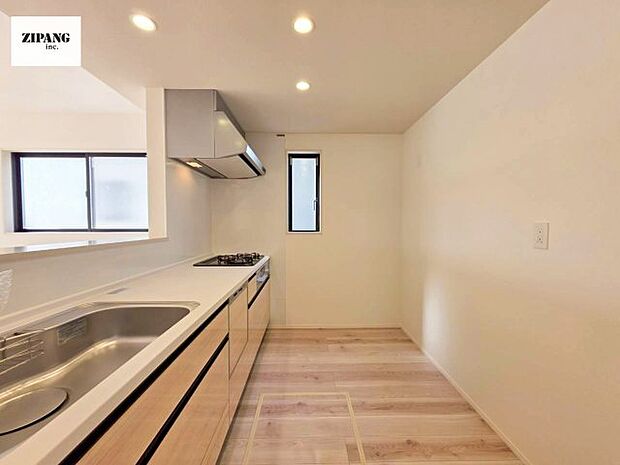 【キッチン】【キッチン】お子さまや家族と距離感近く料理が可能な対面式のシステムキッチンです。3口コンロのキッチンでお料理のレパートリーが増えそうです♪