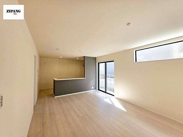 【居間・リビング】【リビング】キッチンと一体になったリビングはひろびろとしたくつろぎ空間を実現しています。 