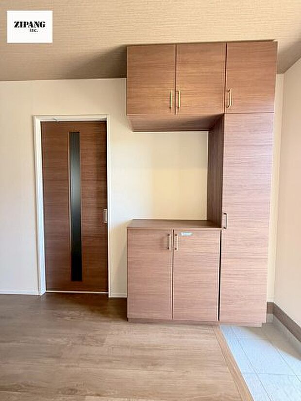 【玄関】【玄関】大容量の収納スペースは大家族でもらくらく収納可能です。