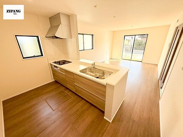 【キッチン】【キッチン】お子さまや家族と距離感近く料理が可能な対面式のシステムキッチンです。3口コンロのキッチンでお料理のレパートリーが増えそうです♪