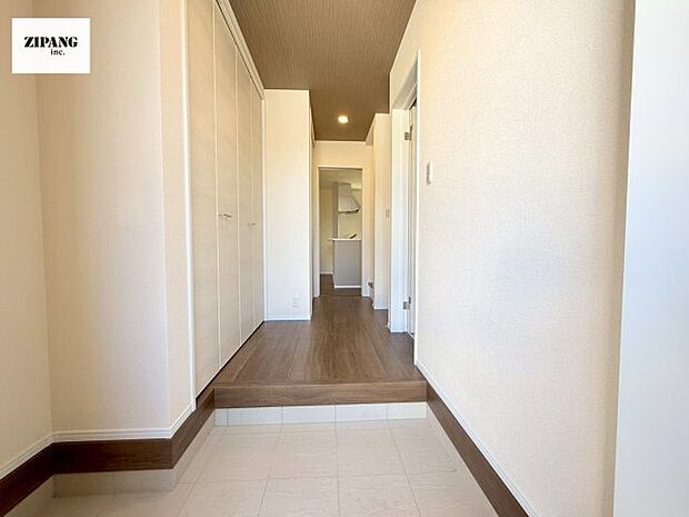 【玄関】【玄関】明るくすっきりした玄関が家族やお客さまを迎えてくれます。玄関タイルはお掃除しやすく清潔を保てます♪ 