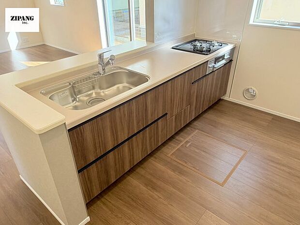 【キッチン】【キッチン】お子さまや家族と距離感近く料理が可能な対面式のシステムキッチンです。3口コンロのキッチンでお料理のレパートリーが増えそうです♪ 