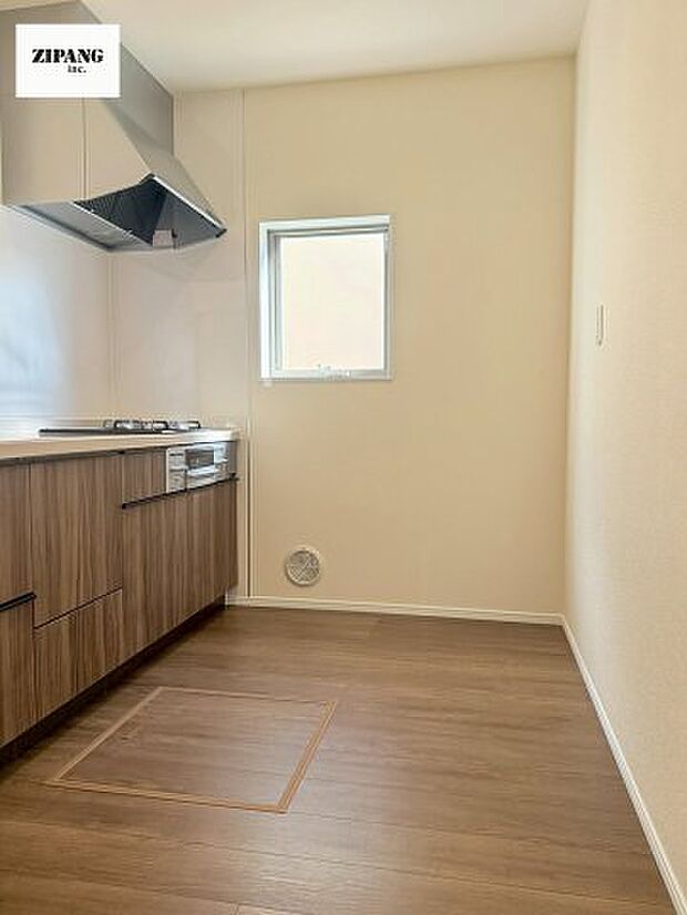 【キッチン】【キッチン】お子さまや家族と距離感近く料理が可能な対面式のシステムキッチンです。3口コンロのキッチンでお料理のレパートリーが増えそうです♪