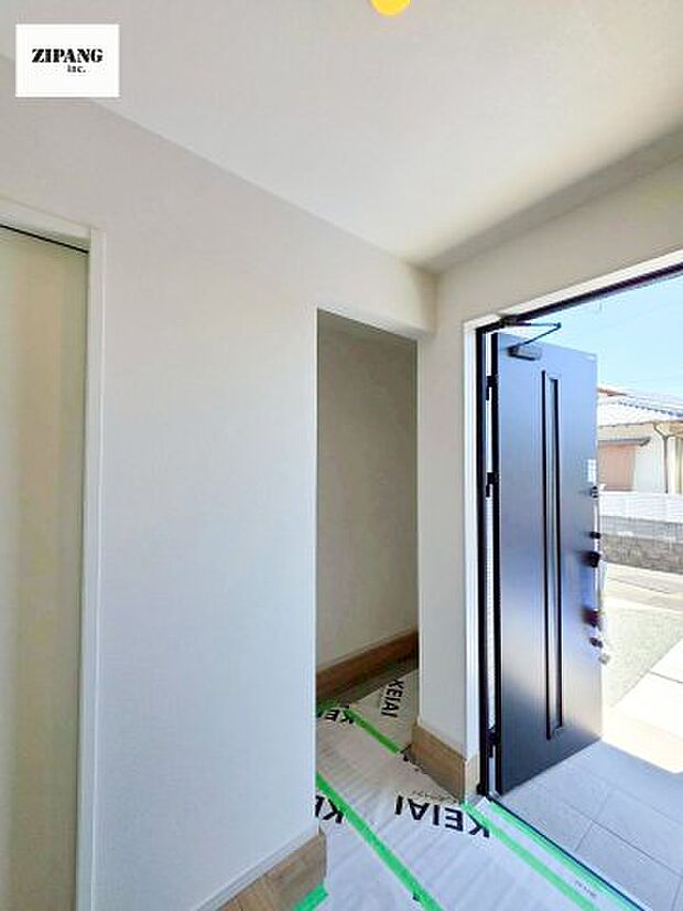 【玄関】【シューズインクローク】玄関脇の奥行きがあるスペースは靴を履いたまま雨具やベビーカーを片付けられます。 