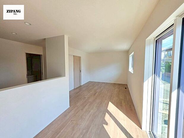 【居間・リビング】【リビング】キッチンと一体になったリビングはひろびろとしたくつろぎ空間を実現しています。