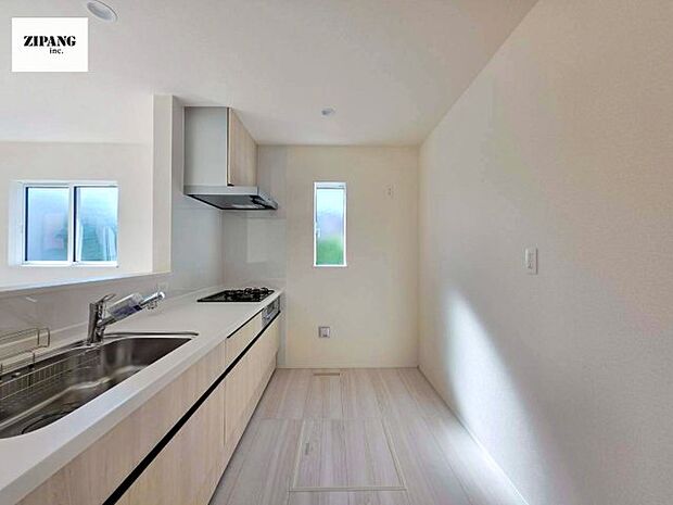 【キッチン】【キッチン】お子さまや家族と距離感近く料理が可能な対面式のシステムキッチンです。3口コンロのキッチンでお料理のレパートリーが増えそうです♪ 