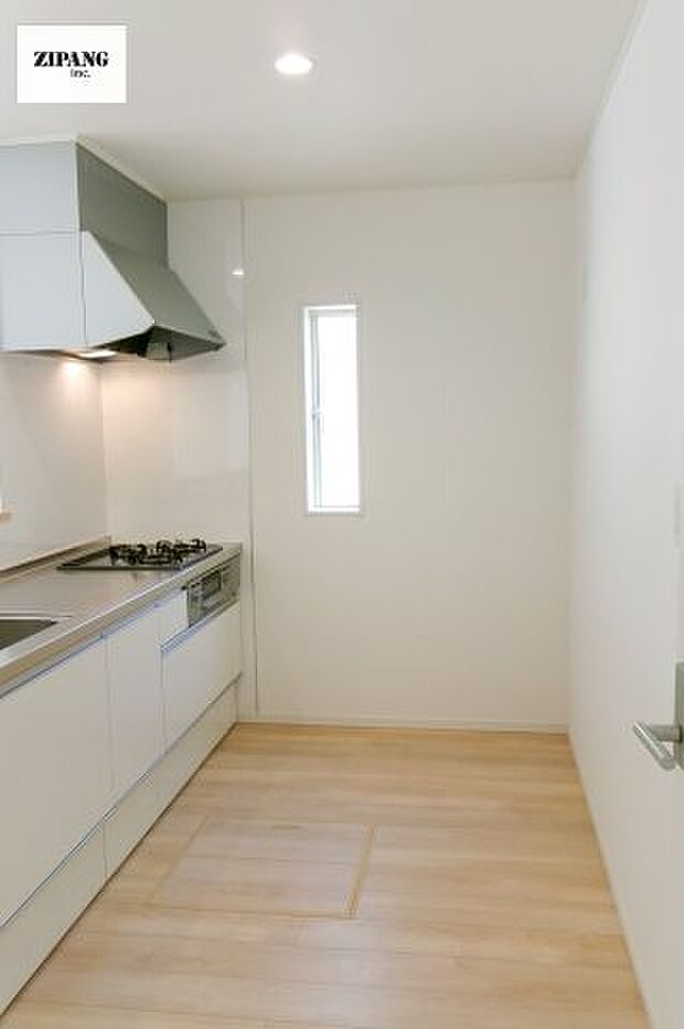 【キッチン】【キッチン】お子さまや家族と距離感近く料理が可能な対面式のシステムキッチンです。3口コンロのキッチンでお料理のレパートリーが増えそうです♪