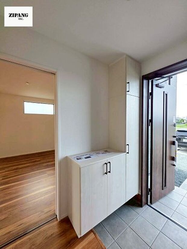 【玄関】【玄関】明るくすっきりした玄関が家族を迎えてくれます。玄関タイルはお掃除しやすく清潔を保てます♪ 