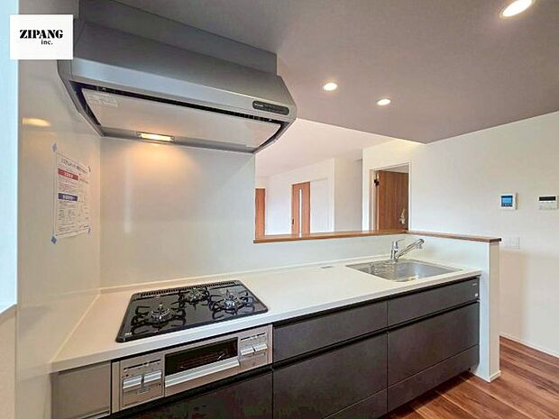 【キッチン】【キッチン】お子さまや家族と距離感近く料理が可能な対面式のシステムキッチンです。IHの3つ口コンロでお料理のレパートリーが増えそうです。  