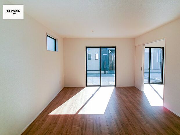 【居間・リビング】【リビング】キッチンと一体になったリビングはひろびろとしたくつろぎ空間を実現しています。 