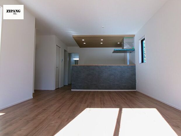 【居間・リビング】【リビング】キッチンと一体になったリビングはひろびろとしたくつろぎ空間を実現しています。 