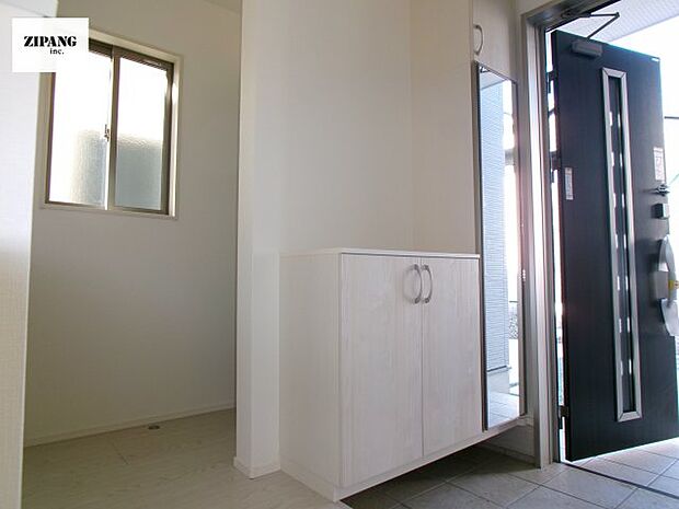 【玄関】【玄関】玄関に窓があるとお家全体が明るい印象を受けます。収納扉はミラー付きですのでお出かけ前に便利です。 