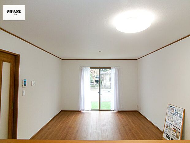 【居間・リビング】【リビング】キッチンと一体になったリビングはひろびろとしたくつろぎ空間を実現しています。