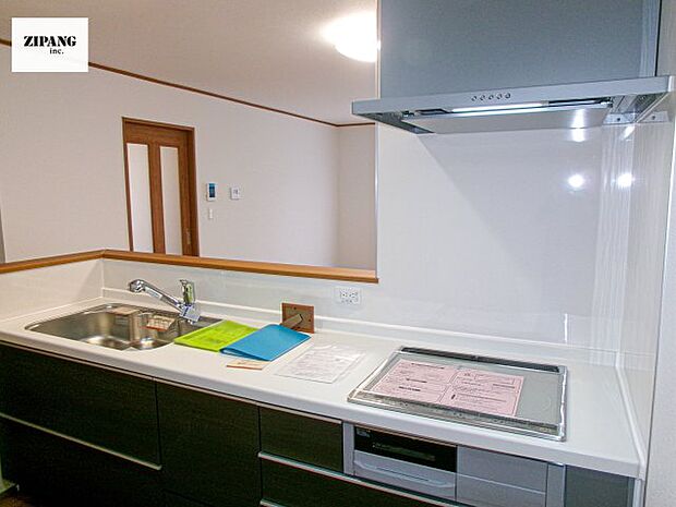 【キッチン】【キッチン】お子さまや家族と距離感近く料理が可能な対面式のシステムキッチンです。IHの3つ口コンロでお料理のレパートリーが増えそうです。