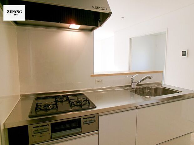 【キッチン】【キッチン】お子さまや家族と距離感近く料理が可能な対面式のシステムキッチンです。3口コンロのキッチンでお料理のレパートリーが増えそうです♪