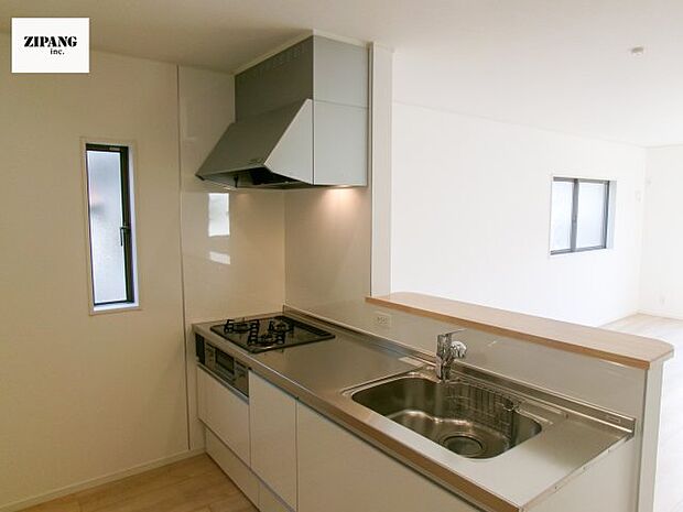 【キッチン】【キッチン】お子さまや家族と距離感近く料理が可能な対面式のシステムキッチンです。3口コンロのキッチンでお料理のレパートリーが増えそうです♪