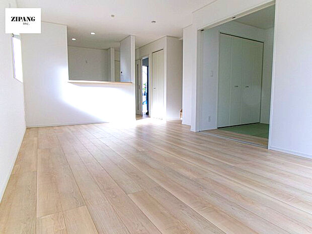 【居間・リビング】【リビング】キッチンと一体になったリビングはひろびろとしたくつろぎ空間を実現しています。 