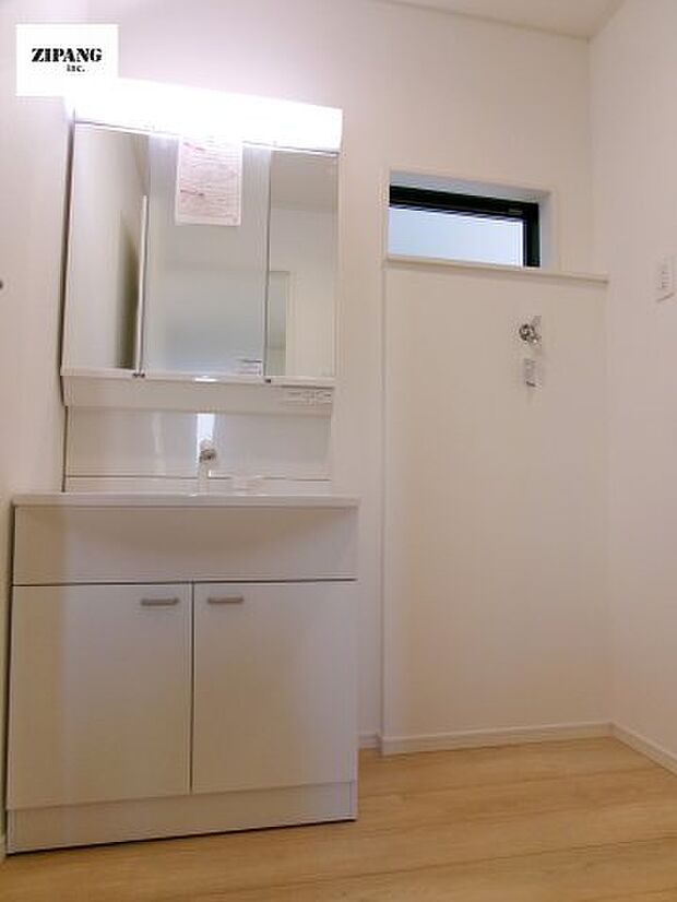 【独立洗面台】【洗面化粧台】三面鏡付きの洗面化粧台。曇り止め付きのミラーキャビネットを採用。ミラーの内側は収納になっており歯磨きセットなどの保管に便利です。