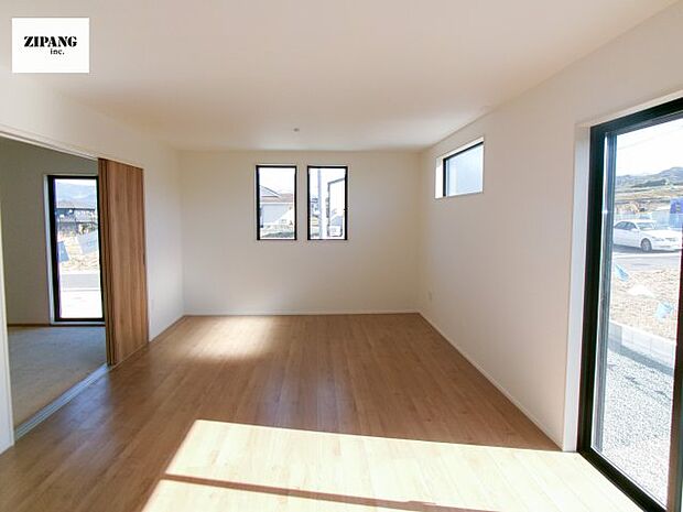 【居間・リビング】【リビング】キッチンと一体になったリビングはひろびろとしたくつろぎ空間を実現しています。 