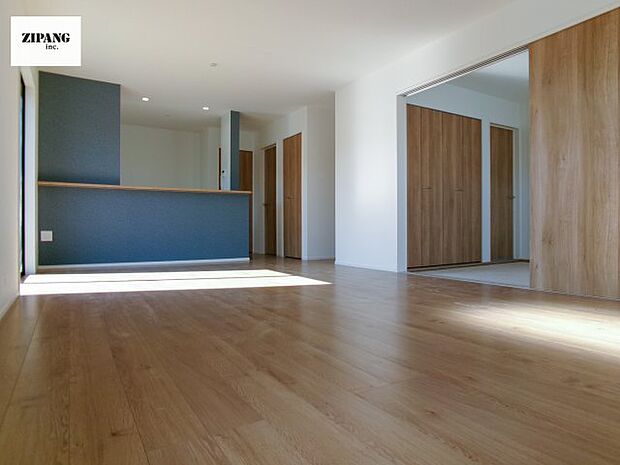 【居間・リビング】【リビング】キッチンと一体になったリビングはひろびろとしたくつろぎ空間を実現しています。 