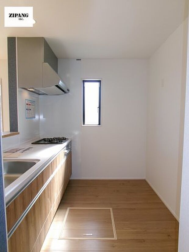 【キッチン】【キッチン】お子さまや家族と距離感近く料理が可能な対面式のシステムキッチンです。3口コンロのキッチンでお料理のレパートリーが増えそうです♪ 