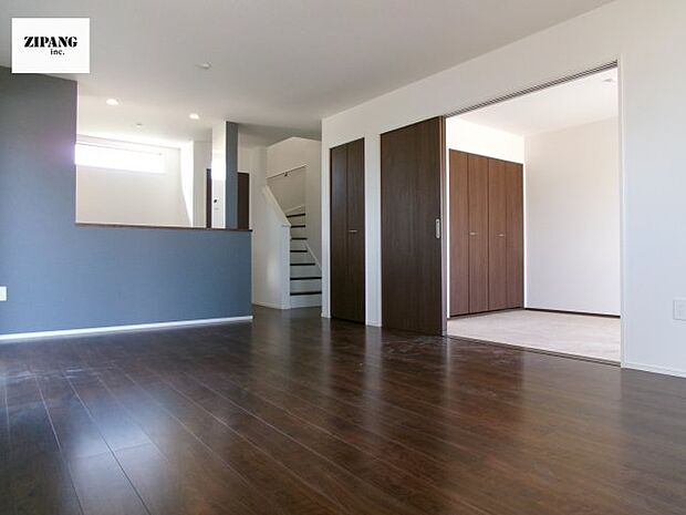 【居間・リビング】【リビング】キッチンと一体になったリビングはひろびろとしたくつろぎ空間を実現しています。 