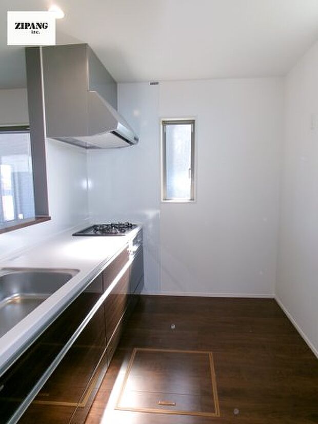 【キッチン】【キッチン】お子さまや家族と距離感近く料理が可能な対面式のシステムキッチンです。3口コンロのキッチンでお料理のレパートリーが増えそうです♪