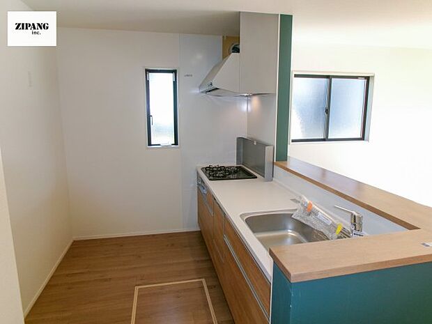 【キッチン】【キッチン】お子さまや家族と距離感近く料理が可能な対面式のシステムキッチンです。3口コンロのキッチンでお料理のレパートリーが増えそうです♪