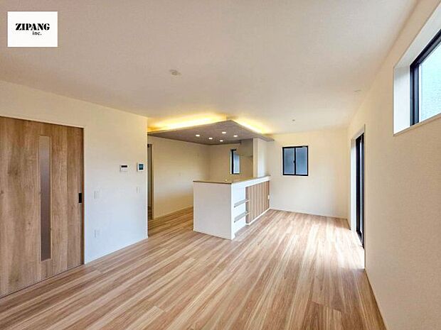 【居間・リビング】【リビング】キッチンと一体になったリビングはひろびろとしたくつろぎ空間を実現しています。