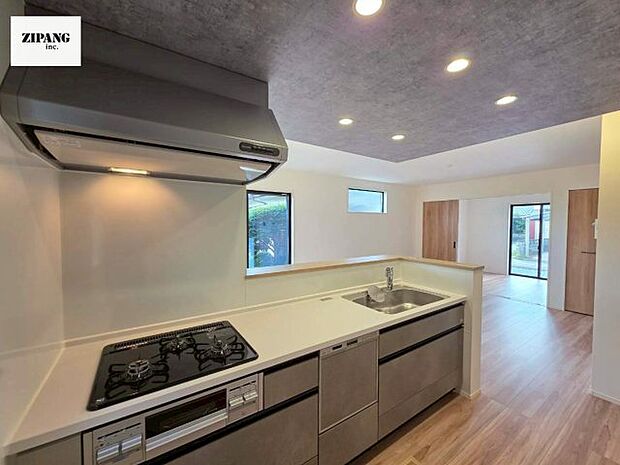 【キッチン】【キッチン】お子さまや家族と距離感近く料理が可能な対面式のシステムキッチンです。3口コンロのキッチンでお料理のレパートリーが増えそうです♪