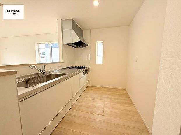 【キッチン】【キッチン】お子さまや家族と距離感近く料理が可能な対面式のシステムキッチンです。3口コンロのキッチンでお料理のレパートリーが増えそうです♪