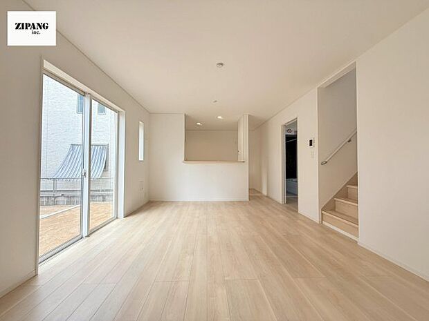 【居間・リビング】【リビング】キッチンと一体になったリビングはひろびろとしたくつろぎ空間を実現しています。