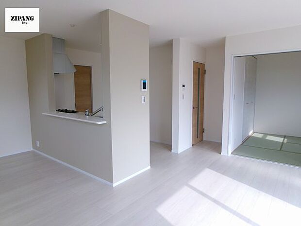 【居間・リビング】【リビング】キッチンと一体になったリビングはひろびろとしたくつろぎ空間を実現しています。